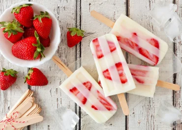 Glace au yaourt vanille et fraises fraîches-featured image