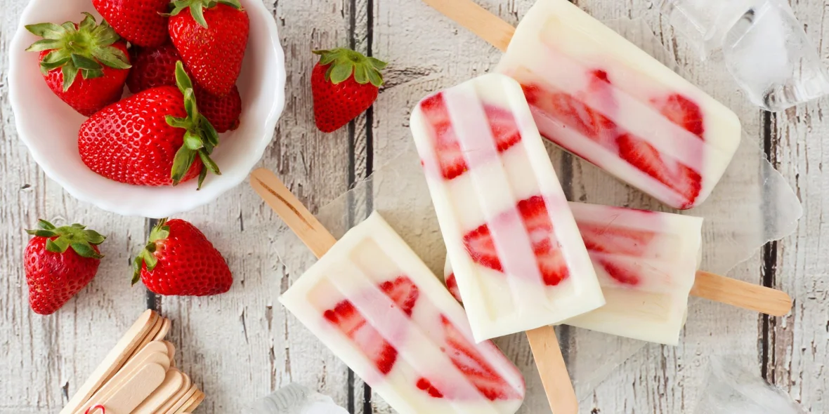 Glace au yaourt vanille et fraises fraîches