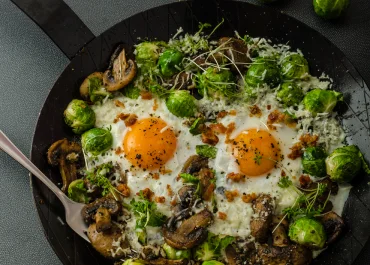 Un sauté aux œufs et choux de Bruxelles-featured image